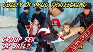 Karakola Düşen Torbacı Genç Kız