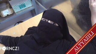 Çarşaflı Kız, Patrona Veriyor