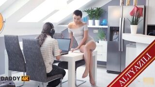İlgisiz Kocasını Kayınpederiyle Aldatıyor